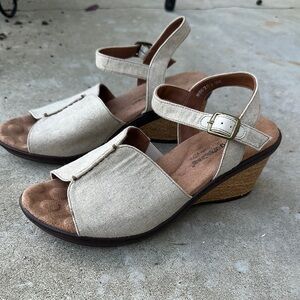 Walking cradles women’s wedge sandals size 9